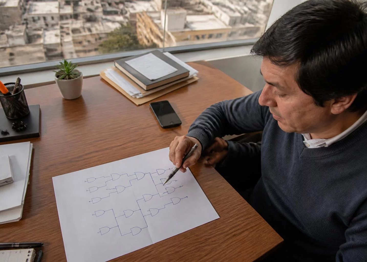 Un diagrama de razonamiento trazado a mano sobre el escritorio