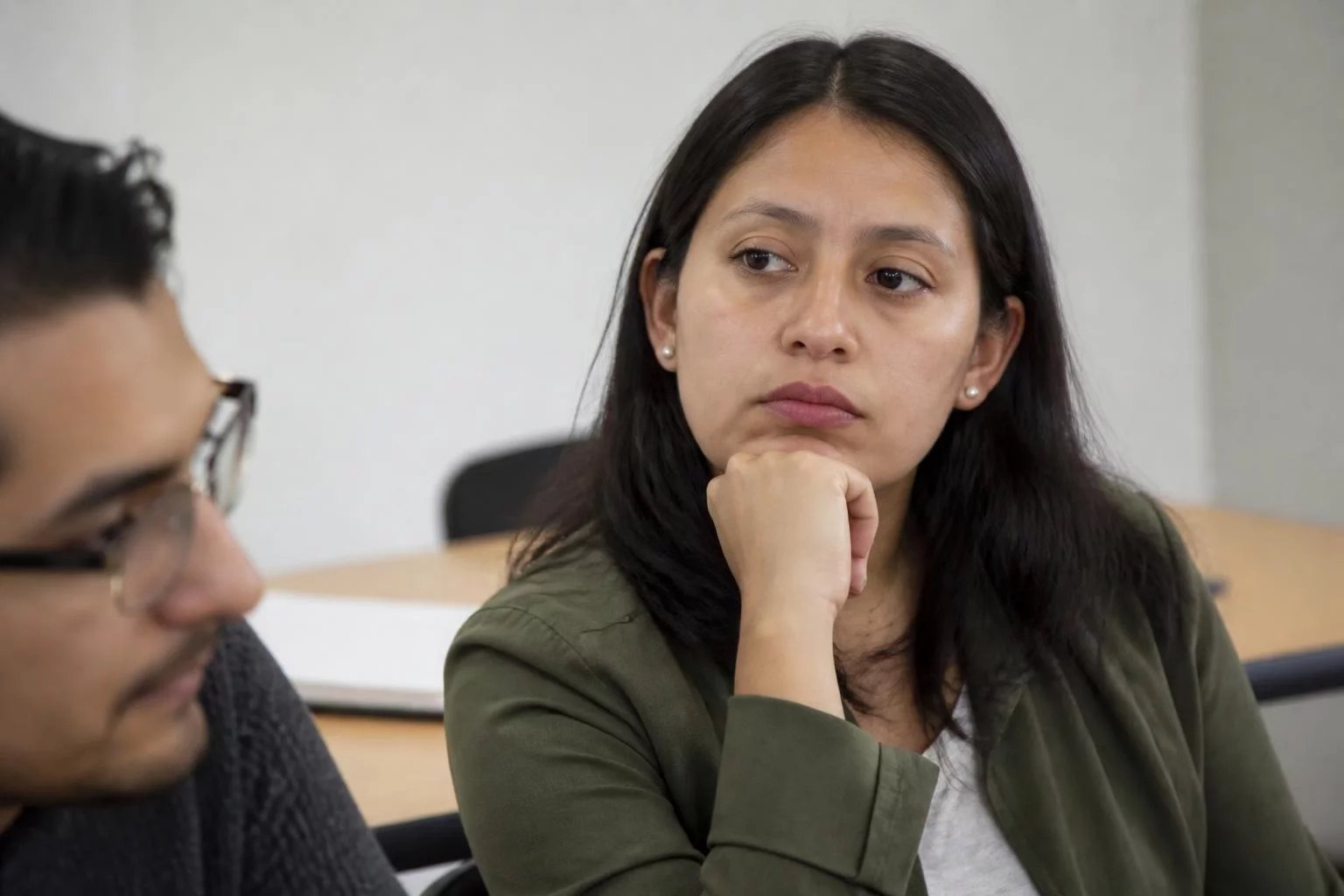 Dos participantes frente a frente durante una intervención